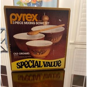 Pyrex Vintage Old Orchard New In Box 3 Piece Mixing Bowl Set